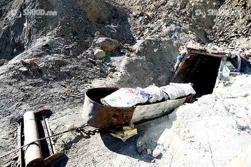 Налайхын эзэнгүй уурхайд гурван жилийн өмнө булж нуусан цогцсыг гаргажээ